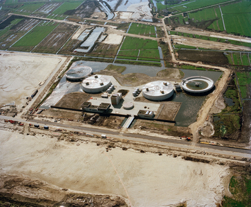 843601 Luchtfoto van de nieuwe rioolwaterzuiveringsinstallatie Leidsche Rijn bij de Huppeldijk te Utrecht, uit het ...